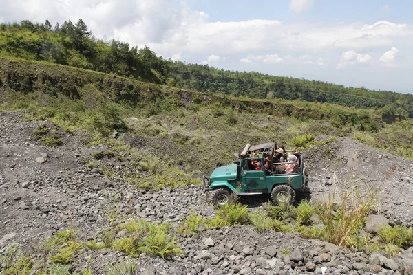 Yogyakarta, Endonezya - 22 Nisan 2018: Turist turnesinde bir maceracı jeep Mount Merapi çevresinde güneşli bir gün