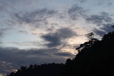 Dramatik gökyüzü, tekne ve dağ, Tioman Adası Deniz şafak görünümünü