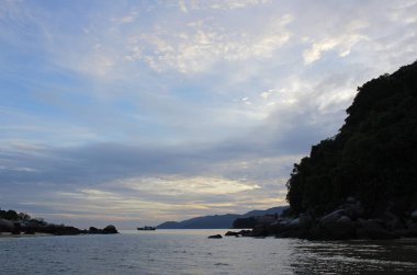 Şafak dramatik cennet, Tioman Adası ile deniz kenarında görünümünü