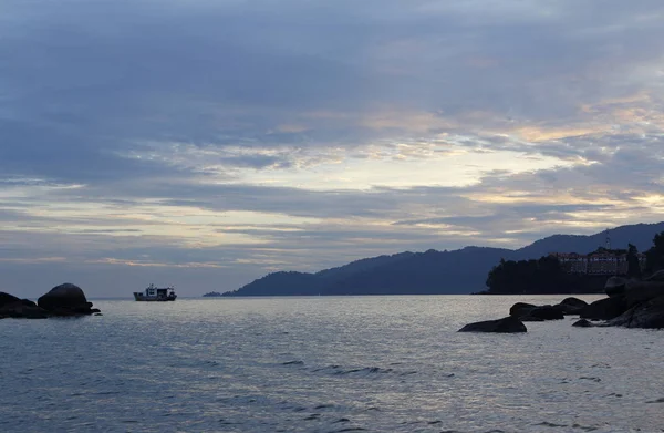Dramatik gökyüzü, tekne ve dağ, Tioman Adası Deniz şafak görünümünü