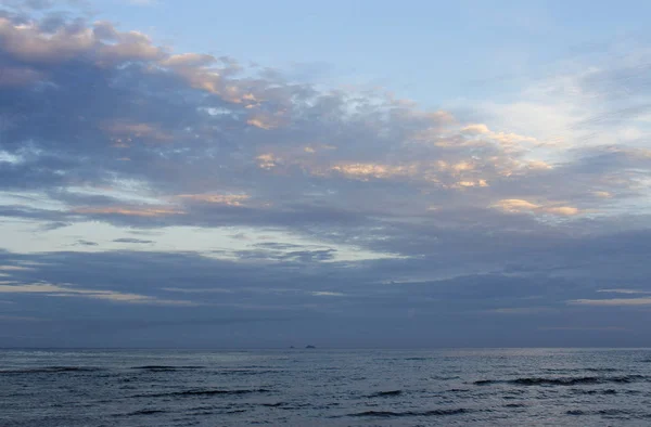 Dramatik gökyüzü, tekne ve dağ, Tioman Adası Deniz şafak görünümünü