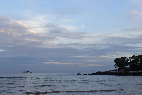 Vista Dell Alba Mare Con Paesaggio Nuvoloso Drammatico Isola Tioman — Foto Stock