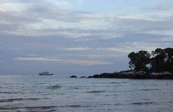 Vue Aube Bord Mer Avec Paysage Nuageux Spectaculaire Île Tioman — Photo
