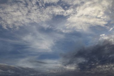 Şafak dramatik cennet, Tioman Adası ile deniz kenarında görünümünü