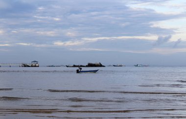 Bir adamla deniz şafak görünümünü başlatmak motor bir teknede Tioman Adası