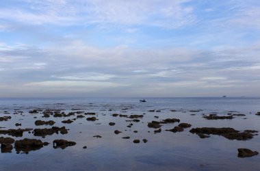 Bir adamla deniz şafak görünümünü bir teknede Tioman Adası