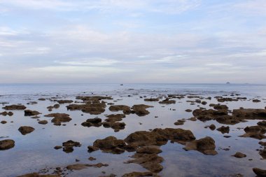 Bir adamla deniz şafak görünümünü bir teknede Tioman Adası