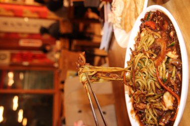 Kore börülce soslu erişte Kore restoranında, Busan, Güney Kore Jajangmyeon, yakın çekim