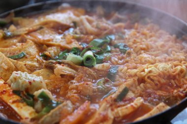 Güveç Kore restoranında, Busan, Güney Kore Kore ordusu güveç (Budae Jjigae), yakın çekim 