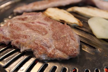 Kore ızgara domuz Barbekü (Samgyeopsal-GUI) kömür Kore restoranında, Busan, Güney Kore ile