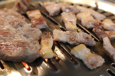 Kore ızgara domuz Barbekü (Samgyeopsal-GUI) kömür Kore restoranında, Busan, Güney Kore ile
