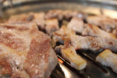 Kore ızgara domuz Barbekü (Samgyeopsal-GUI) kömür Kore restoranında, Busan, Güney Kore ile
