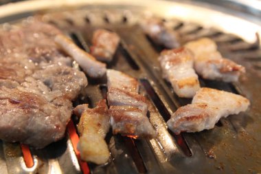 Kore ızgara domuz Barbekü (Samgyeopsal-GUI) kömür Kore restoranında, Busan, Güney Kore ile