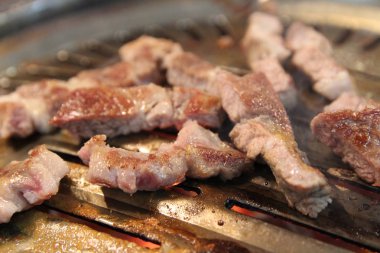 Kore ızgara domuz Barbekü (Samgyeopsal-GUI) kömür Kore restoranında, Busan, Güney Kore ile