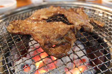 Kore ızgara domuz Barbekü (Samgyeopsal-GUI) kömür Kore restoranında, Busan, Güney Kore ile