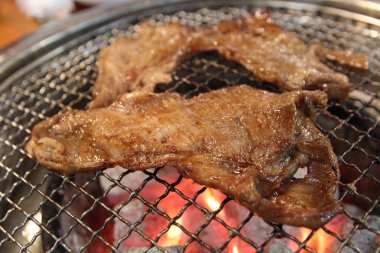 Kore ızgara domuz Barbekü (Samgyeopsal-GUI) kömür Kore restoranında, Busan, Güney Kore ile