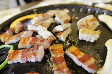 Kore ızgara domuz Barbekü (Samgyeopsal-GUI) Kore restoranında, Seoul, Güney Kore