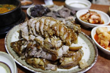 Korece tarzı kızarmış domuz eti yan yemekler Kore restoranında, Seoul, Güney Kore ile odaklanmak