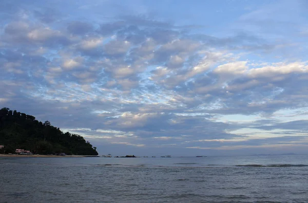 Vue Aube Bord Mer Avec Paysage Nuageux Spectaculaire Île Tioman — Photo