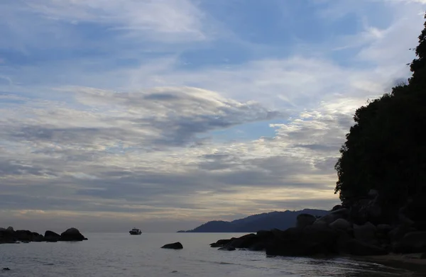 Vista Amanhecer Beira Mar Com Dramática Paisagem Nublada Ilha Tioman — Fotografia de Stock