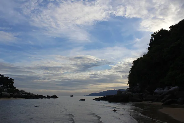 在海边的黎明景观与戏剧性的云景 刁曼岛 — 图库照片