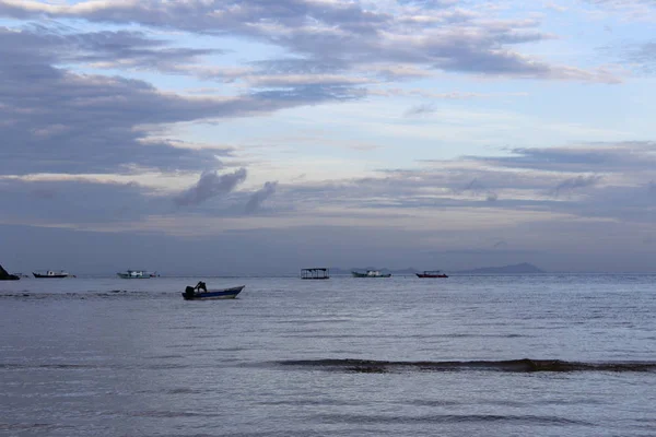 在海边看黎明 一个人在一条船上发动引擎 刁曼岛 — 图库照片