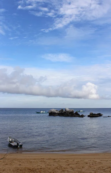 Vista Isla Tioman Con Paisaje Nublado Dramático Barcos Rocas Mañana —  Fotos de Stock