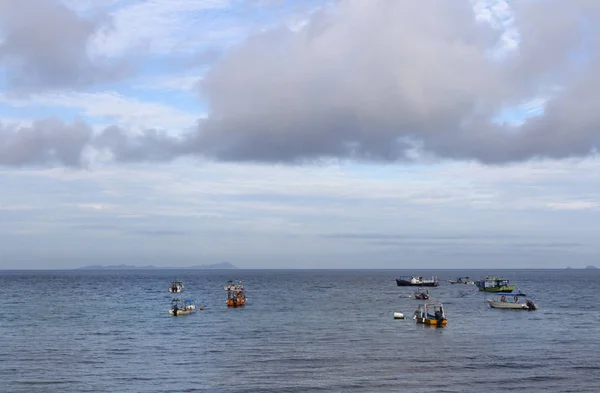 Vista Ilha Tioman Com Dramática Paisagem Nublada Barcos Rochas Pela — Fotografia de Stock