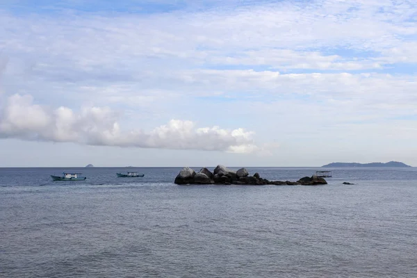 Προβολή Της Νήσου Tioman Δραματική Cloudscape Σκάφη Και Βράχια Πρωί — Φωτογραφία Αρχείου