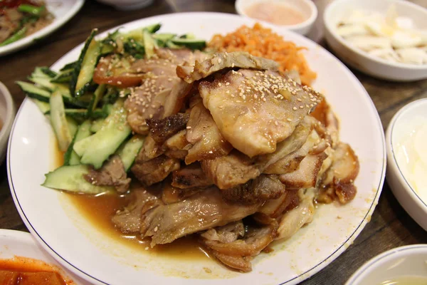 Ventre Porc Braisé Style Coréen Avec Les Plats Accompagnement Concombre — Photo