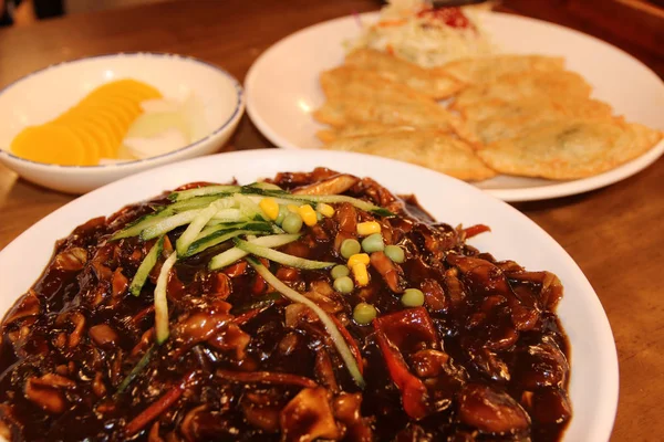 ジャジャン麺 韓国黒豆ソース揚げ餃子と麺は 韓国料理店 韓国釜山で漬物 — ストック写真