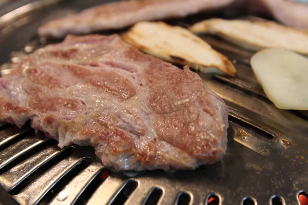 Churrasco Porco Grelhado Coreano Samgyeopsal Gui Com Carvão Vegetal Restaurante — Fotografia de Stock