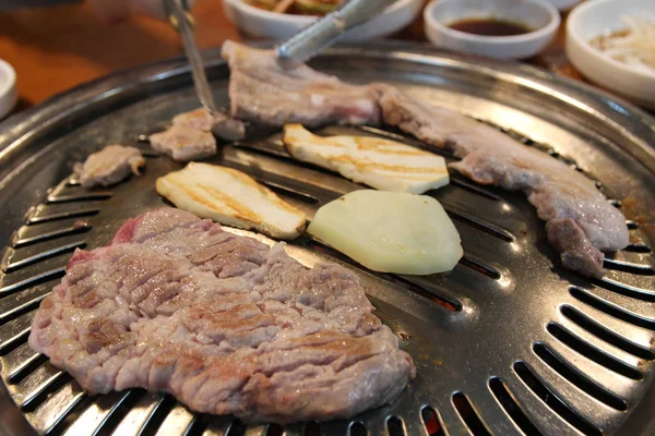 Koreanisches Gegrilltes Schweinefleisch Vom Grill Samgyeopsal Gui Mit Holzkohle Koreanischen — Stockfoto