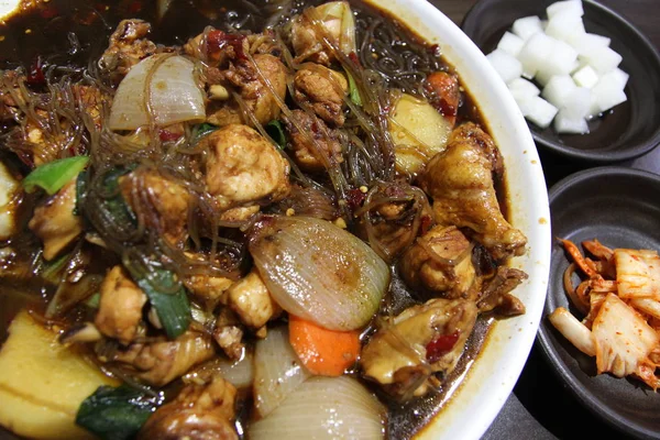 Kore restoranı, Gyeongju, Güney Kore'de soya soslu, cam erişte ve sebze ile Kore tavuk güveç