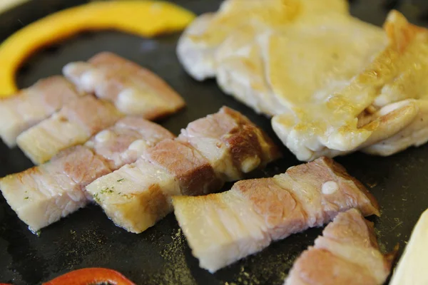 Kore ızgara domuz Barbekü (Samgyeopsal-GUI) Kore restoranında, Seoul, Güney Kore