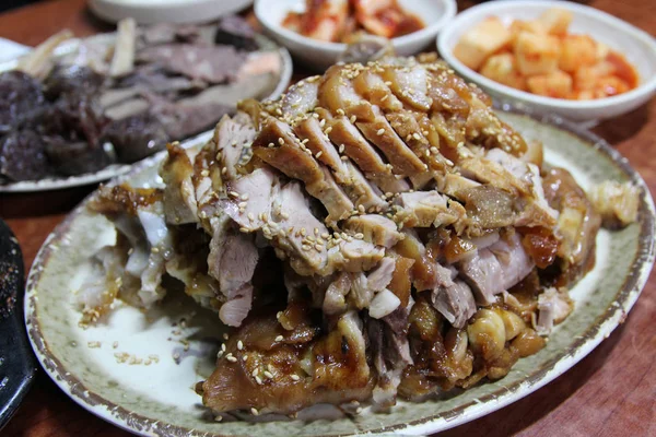 在韩国首尔的韩国餐厅 关注韩式红烧猪肚和配菜 — 图库照片