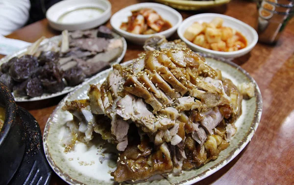 Korece tarzı kızarmış domuz eti yan yemekler Kore restoranında, Seoul, Güney Kore ile odaklanmak