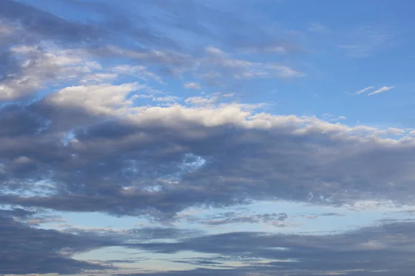 劇的な Cloudscape ティオマン島の海辺で夜明けのビュー — ストック写真