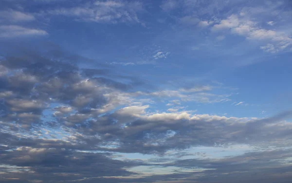 劇的な Cloudscape ティオマン島の海辺で夜明けのビュー — ストック写真