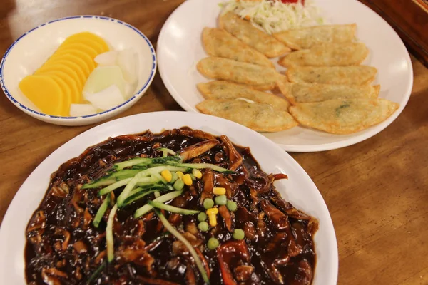 Jajangmyeon Koreanska Svarta Bönor Sås Nudlar Med Stekt Dumplings Och — Stockfoto