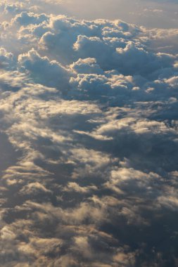 Uçaktan görüntülendi gündoğumu sırasında bulut doku ve mavi gökyüzü
