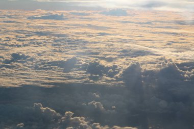 Uçaktan görüntülendi gündoğumu sırasında bulut doku ve mavi gökyüzü