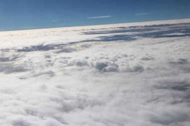 Uçaktan görüntülendi gündoğumu sırasında bulut doku ve mavi gökyüzü