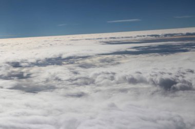 Uçaktan görüntülendi gündoğumu sırasında bulut doku ve mavi gökyüzü
