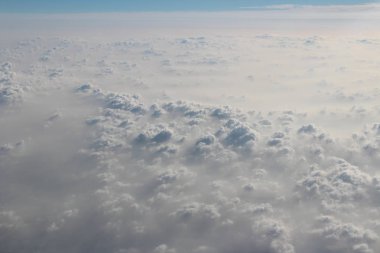 Uçaktan görüntülendi gündoğumu sırasında bulut doku ve mavi gökyüzü