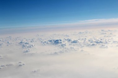 Uçaktan görüntülendi gündoğumu sırasında bulut doku ve mavi gökyüzü