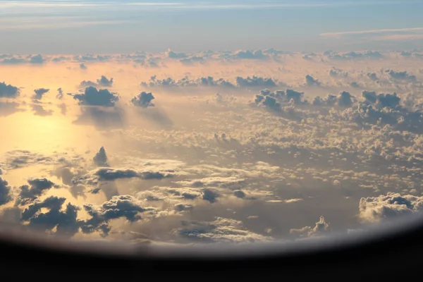 从飞机上观看日出时的云纹理和蓝天 — 图库照片