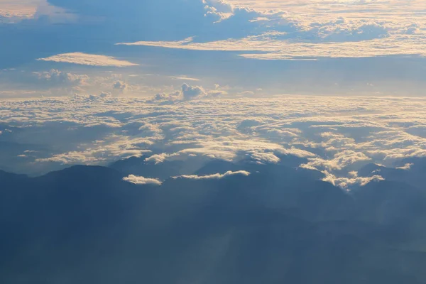 Uçaktan görüntülendi gündoğumu sırasında bulut doku ve mavi gökyüzü