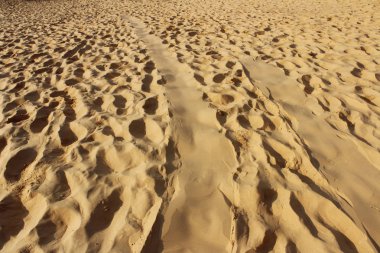 Kızıl kum tepeleri gölge ve güneş ışığı, MUI KB