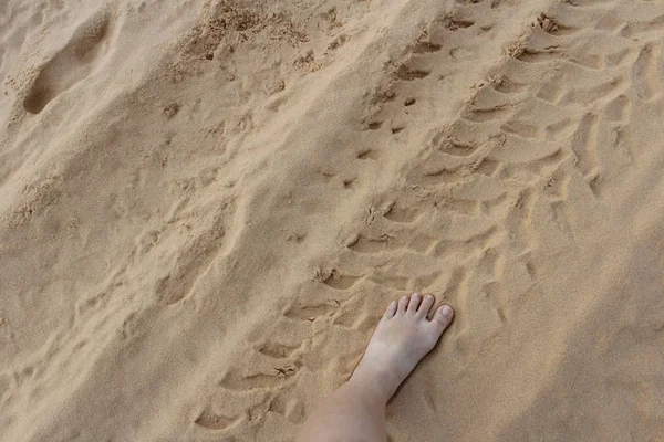 Fuß Des Mädchens Auf Weißen Sanddünen Mit Den Reifenspuren Mui — Stockfoto